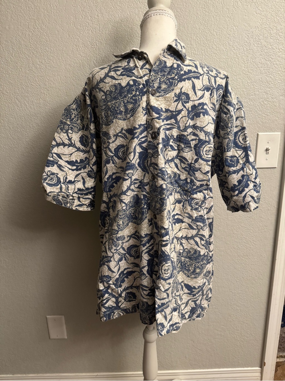 Casual Short-Sleeve Button-Down Shirt in Blue Floral Print